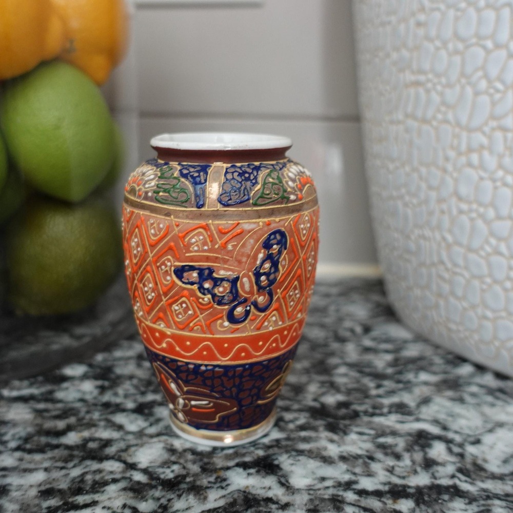 Hand Painted Chikusa Castle Made in Japan Butterfly Vase Bud Small‎